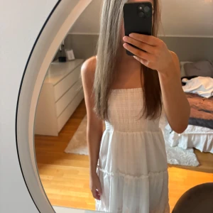 Vit klänning - Vit klänning som är perfekt till sommaren! Nyskick!🩷