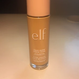 e.l.f. Halo Glow Liquid Filter - e.l.f. Halo Glow Liquid Filter i nyansen Fair/Light. använd endast en gång för att testa nyansen men den passade inte. Jag är öppen för att diskutera priset💕