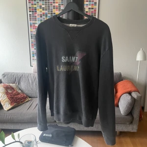 Saint Laurent Tröja - Saint Laurent tröja | M (står Xl men den är som en M) | Skick: Mycket fint | Pris: 989kr | Hör av dig vid frågor eller för fler bilder!