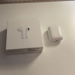 Hörlurar  - Tja, säljer mina AirPods, haft dem en månad och funkar fel fritt hela tiden,