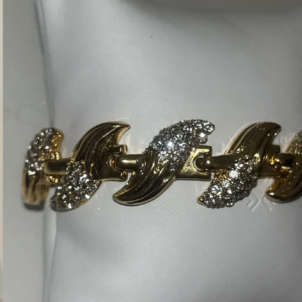 Super fint guld armband med diamanter. Det är helt nytt och oanvänt! 🤍. Asusteet.
