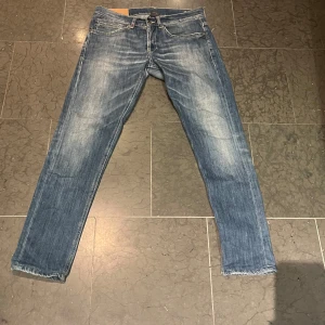 Blå jeans från Dondup - Snygga blå jeans från Dondup med en klassisk slim fit. De har en traditionell femficksdesign och en diskret tvätt för en avslappnad look. Perfekta för en stilren vardagsstil. 