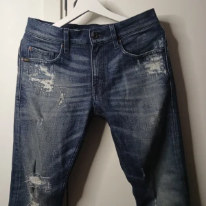 Tiger Of Sweden mörkblå jeans - Snygga blå jeans från Tiger of sweden med coola slitningar och en klassisk femficksdesign. Perfekta för en avslappnad stil med en touch av edge, classic modern fit, gricsh eller uten stil det passar så perfekt, riktigt pris för den är exakt 2000kr men den här modell finns inte så länge i lagar. Skriv om intresserad 