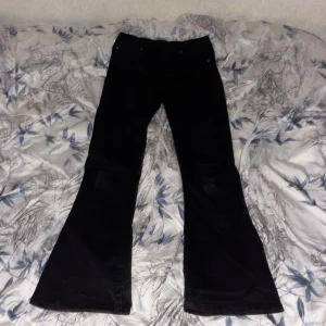 Svarta bootcut jeans, highwaist  - Snygga svarta bootcut jeans med hög midjad. Säljer pga används inte och den är för stor för mig. Jag är 160cm och den passar mig men lite lång vid benen. Funkar som en ny, som ni ser där bak så har jag klippt