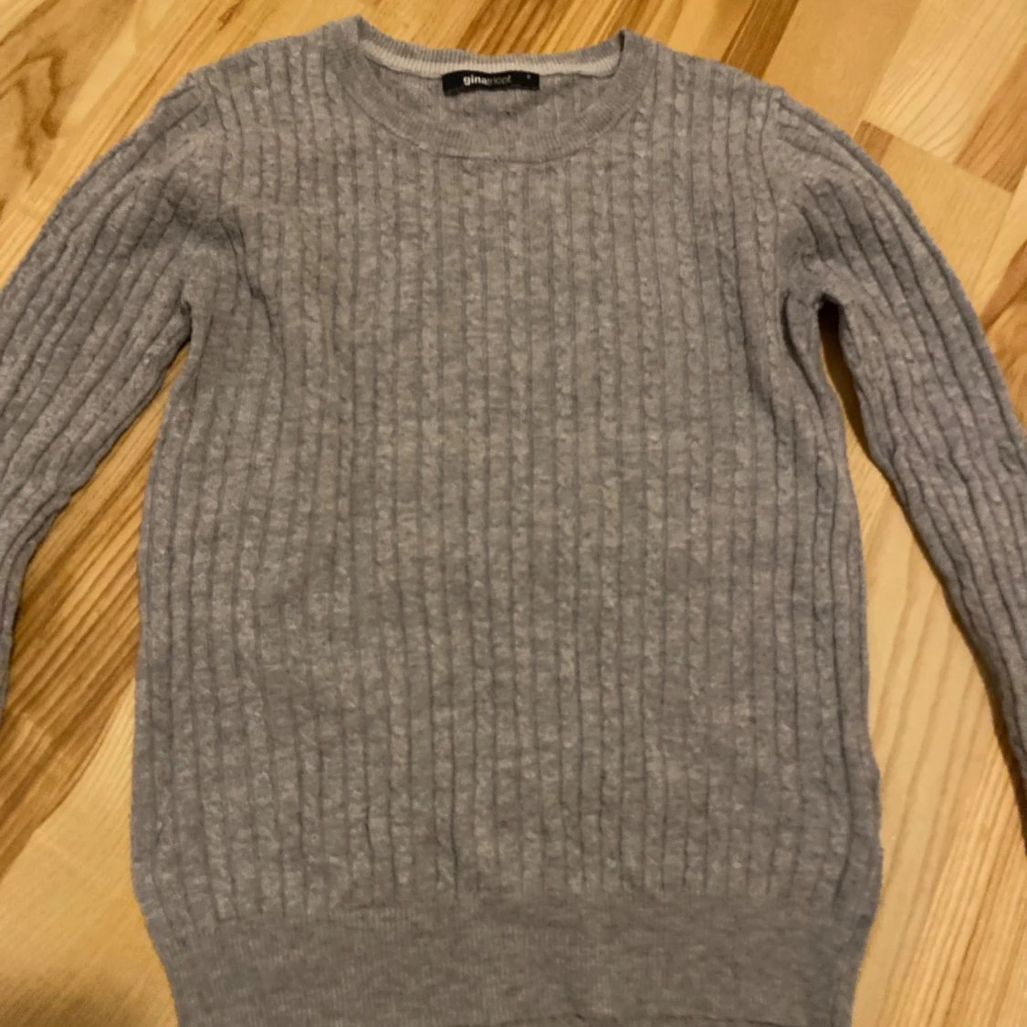 Grå stickad tröja från Gina Tricot