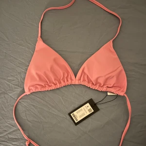 Rosa bikiniöverdel - Snygg rosa bikiniöverdel med knytband i nacken och ryggen. Helt oanvänd! Skriv om du har frågor💓