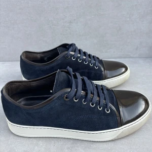 Lanvin skor - ett par riktigt schyssta lanvins || perfekta nu till våren & sommaren || strlk 42 || inget medföljer || skicket är 9/10 ( riktigt fint ) || olivgrön/brun captoe || hör av er vid intresse!