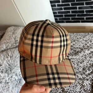 Burberry keps - Äkta burberry keps finns ingen låda eller kvitto tyvärr. Köpte den av min kompis för två veckor sen jag säljer den för den inte passar mig. Min kompis hade den i tre månader.                                     Pris är förhandlingsbart.