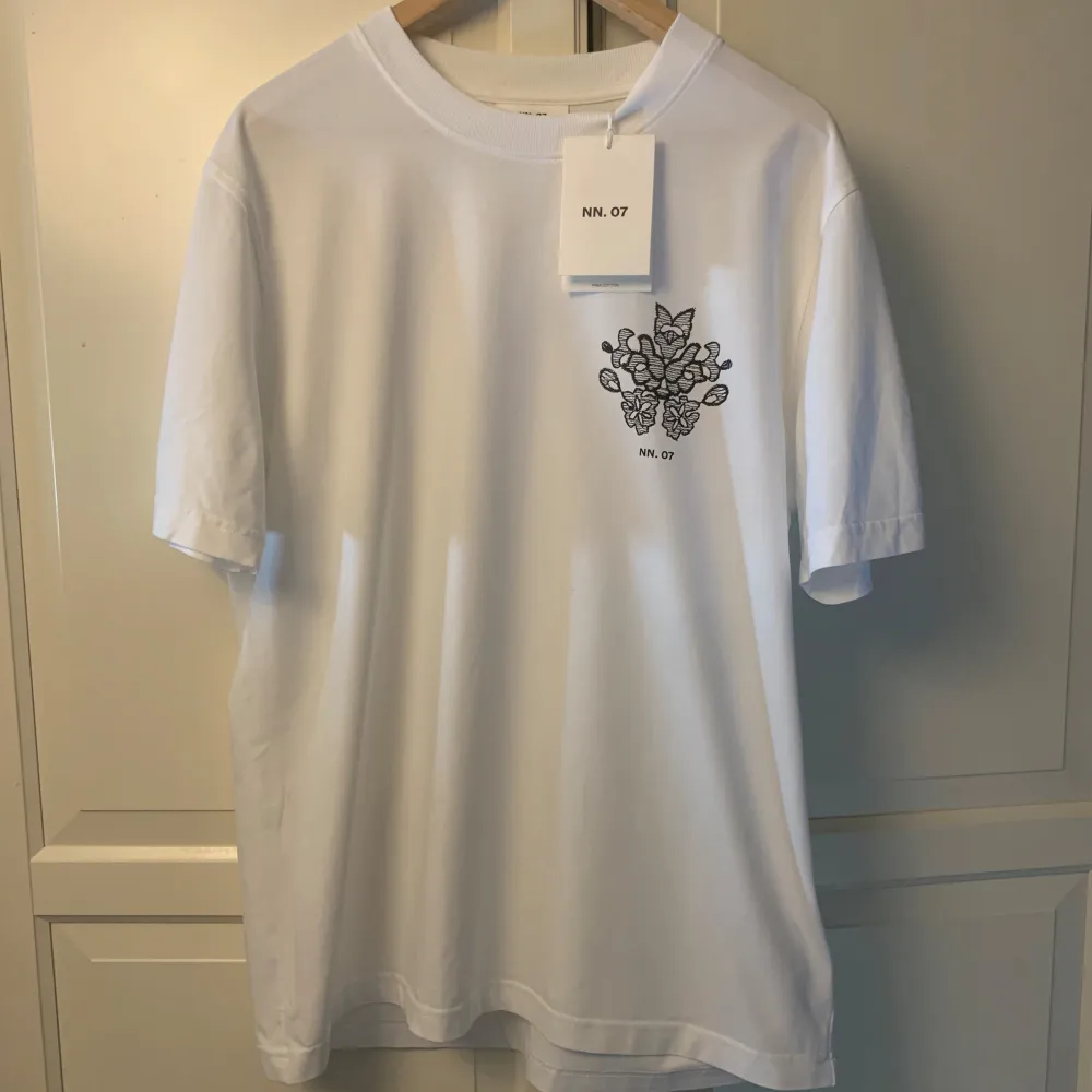 Säljer denna sjukt snygga T-Shirten från NN07⭐️ Den är helt oanvänd och prislappen finns kvar🙌⭐️Nypris 700kr och storleken är medium🤝 Bara att höra av er vid minsta fråga eller fundering🤝. T-paidat.