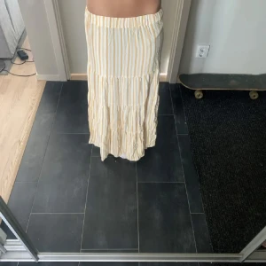 Gul och vit randig långkjol - 🥰