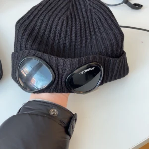  C.P. Company mössa - Hej, säljer min C.P. Company mössa som är i mycket bra skick och används sällan, säljer den på grund av att jag inte har nån användning för den längre och behöver pengar vid en snabb affär kan vi diskutera priset. Mvh