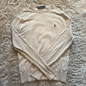 Ralph Lauren Kashmirblend - Säljer en stilren grå tröja från Polo Ralph Lauren. Den har en liten defekt på armen som knappt syns men är annars i bra skick. Skriv gärna över frågor och funderingar, priset kan diskuteras.