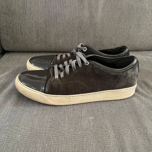 Lanvin bruna med glans - Tjena, säljer nu dessa riktigt snygga och populära lanvinsen, de är i bra skick men dock är de replacment snören, endast skorna ingår, Uk 10/44/45, hör av er vid frågor och funderingar🙌🤝