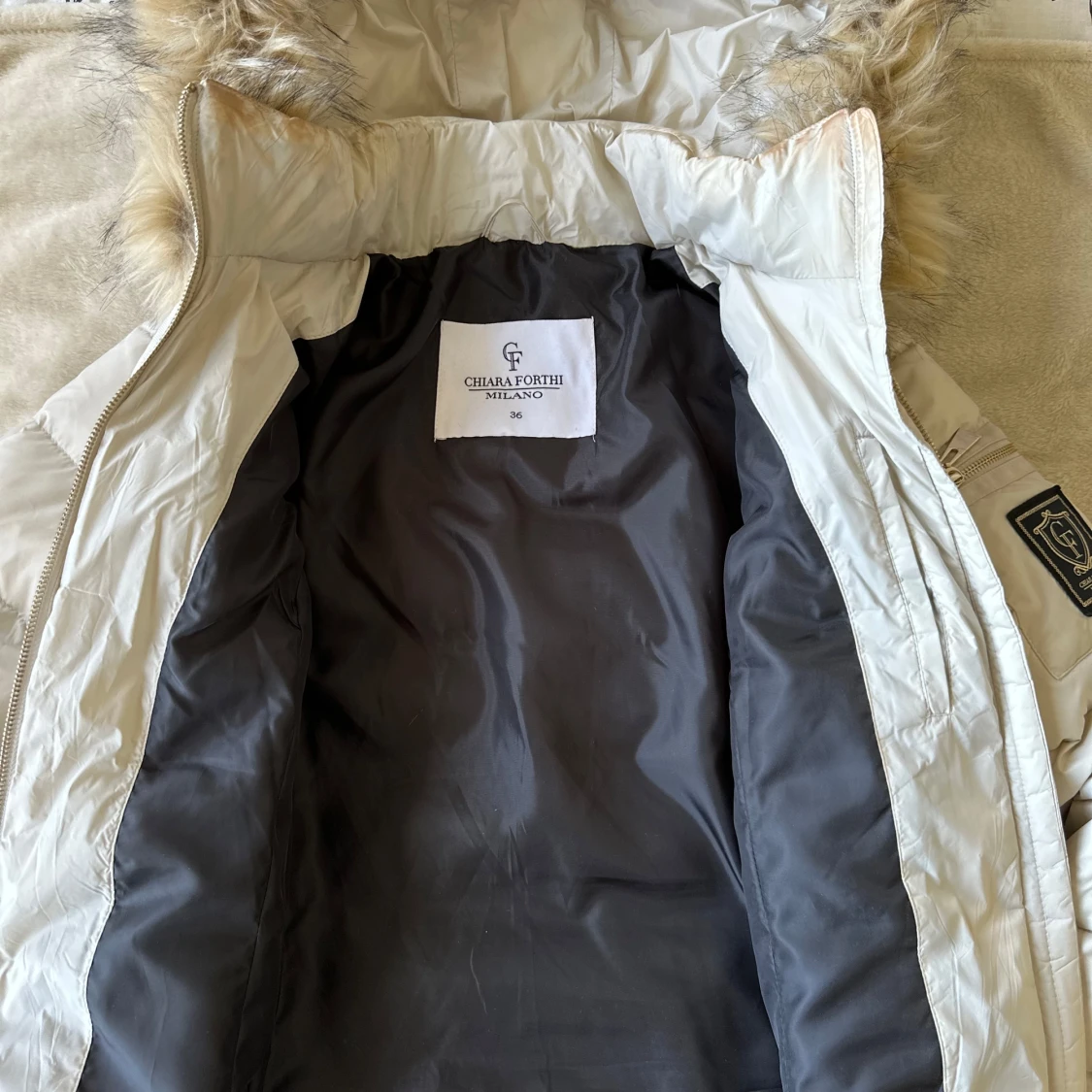 beige dunjacka med pälsdetaljer från bubbleroom - 3