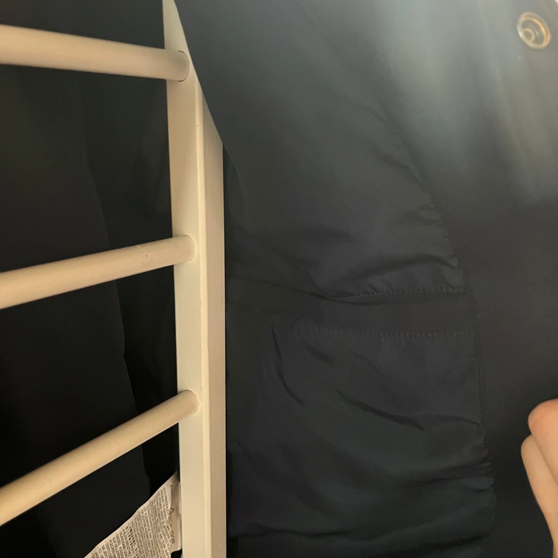 Svart och vit bomberjacka med bokstavsdetalj - 4