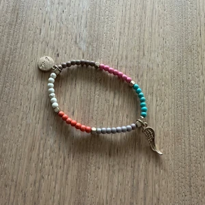 Färgglatt armband med berlocker - Snyggt armband med pärlor i olika färger. Helt nytt