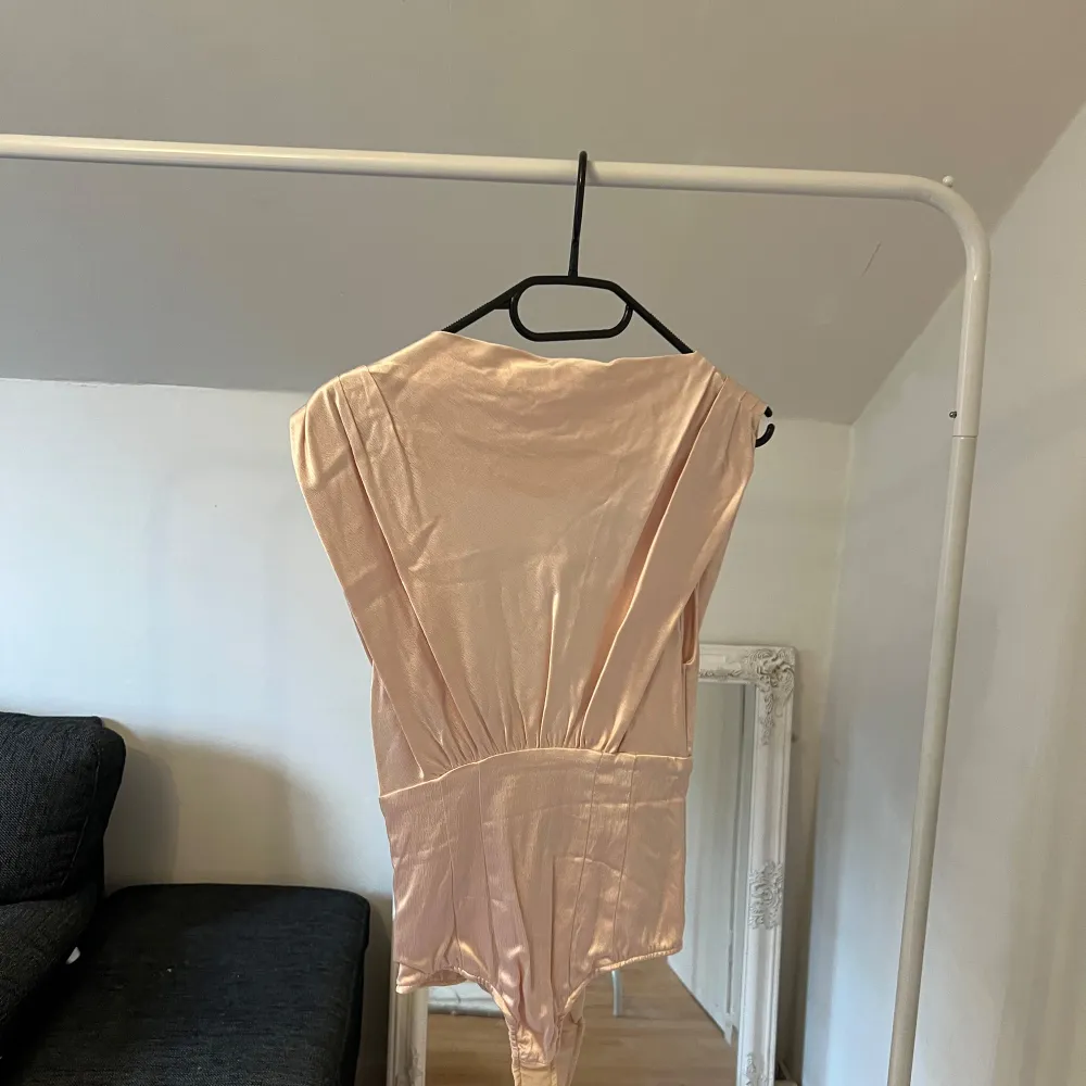 Jättevacker body från Zara i glänsande material, sitter väldigt fin på kroppen. Storlek 36, använd 1 gång. Yläosat.