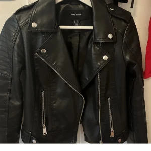 Skinnjacka - Säljer min jättesnygga skinnjacka från vero mode, köpte den här på plick, bilderna är lånade från förra ägaren. priset är alltid diskuterbart! nypris: 700kr. kom privat vid frågor/fler bilder💘💘