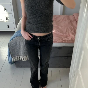 Zara jeans - Säljer lågmidjade full length zara jeans i storlek 32, jag har klipt en slits längst ner på både benen. 