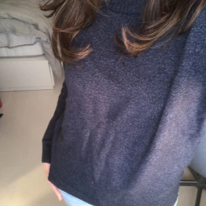 Stickad tröja - Säljer en marinblå stickad tröja från Vila, strl. S. Köptes vintern 22. Oanvänd sen 1,5 år tillbaka.