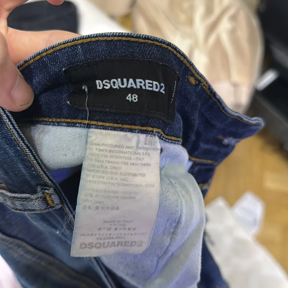 Snygga blå jeans från Dsquared2 med slitna detaljer och en straight passform. De har en klassisk femficksdesign och knappar i gylfen. Perfekta för en avslappnad stil.. Farkut & Housut.