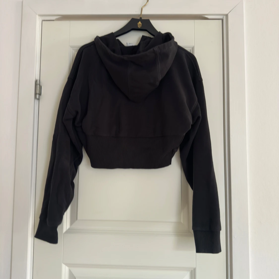 Svart croppad hoodie från Gymshark - 1