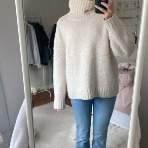 Beige stickad polotröja - Mysig beige stickad polotröja från hm i storlek M men passar s och L också, den är lite nopprig men inget man tänker på så jätte mycket. Köpt för 500 och har inte använts super mycket. Man kan vika ner polon eller har den helt uppe och  passar bra till vintern, höst, vår och  kalla sommarkvällar 
