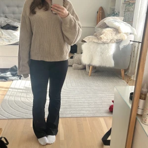 Beige stickad tröja från H&M - Säljer en mysig beige stickad tröja med rund hals och långa ärmar från HM. Perfekt för kyligare dagar och ger en avslappnad look. Bara använda ett fåtal gånger. Säljer för att den inte kommer till användning längre 