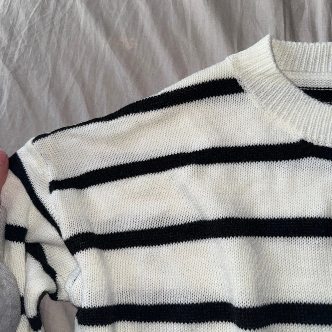 Vit och svart randig tröja - 1