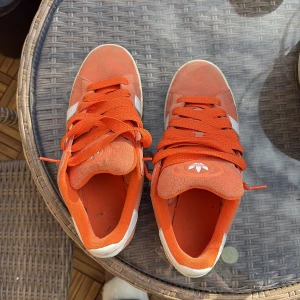 Adidas Campus  - Hej! Säljer dessa adidas campus orangea i mycket bra skick! Storlek 43 1/3. Använda fåtal gånger. 