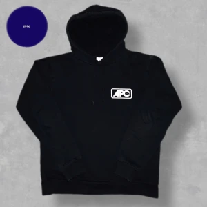 A. P. C Hoodie - Säljer nu denna grymt snygga hoodien från A. P. C ! Tröjan är i ett superbra skick med en ”washed” svart färg. | Loggan har carckelerat lite vilket ger den mer karaktär | Storlek M. | Nypris: 3699 kr. | Skriv vid funderingar!