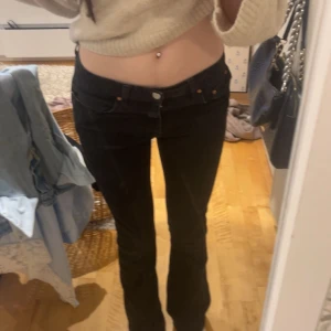 Jeans från Gina Tricot  - Svarta low waist jeans från Gina tricot, jag är 170 och de sitter bra i längden💗