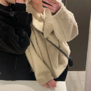 Beige kappa  - Mysig beige kappa i lite teddy material. Str S. Ifrån GinaTricot. Använd sällan under en höst. Köptes för 599kr