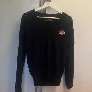 Svart tröja från Zadig & Voltaire - Skir cool svart tröja från Zadig & Voltaire med ett coolt hjärtmärke på bröstet och  ZV-detaljer. Tröjan har en v-ringad hals med slitningar. Passar till allt. Priser kan diskuteras vid snabbt köp💕