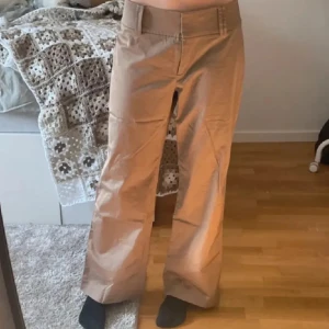 Beige kostymbyxor från Esprit - Snygga beige ich byxor från Esprit. De är aldrig använda av mig då jag köpte dem sekonhand men de var förstora. Inga defekter. 
