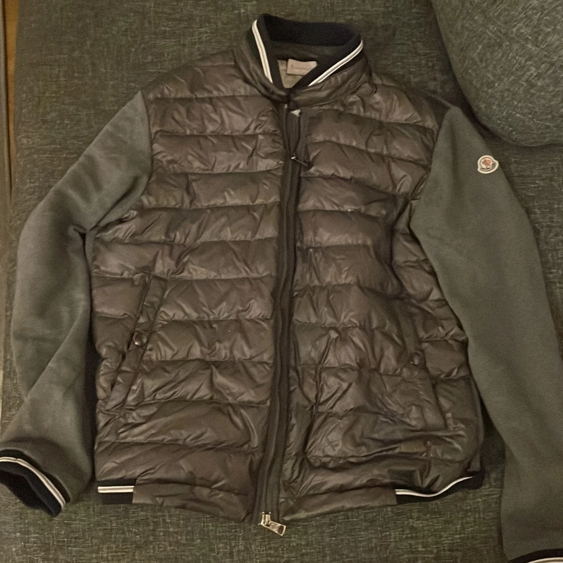 Svart dunjacka från Moncler