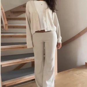 Beige mjukis sätt - Aldrig använda, storlek S i byxorna och XS i koftan💗