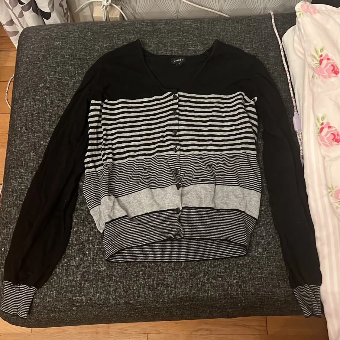 Svart och grå randig kofta från Lindex - 2