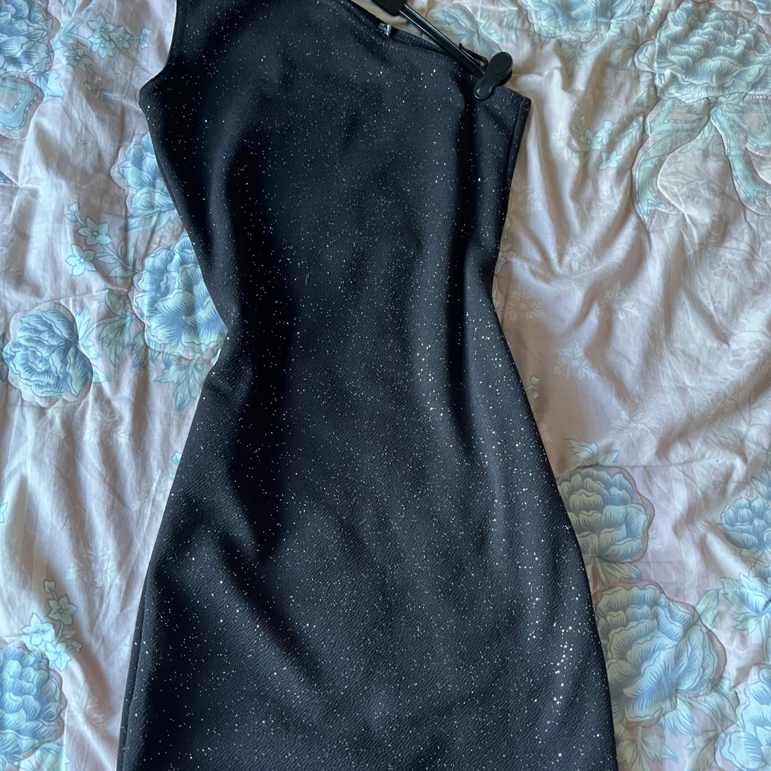 Svart glittrig klänning - 3