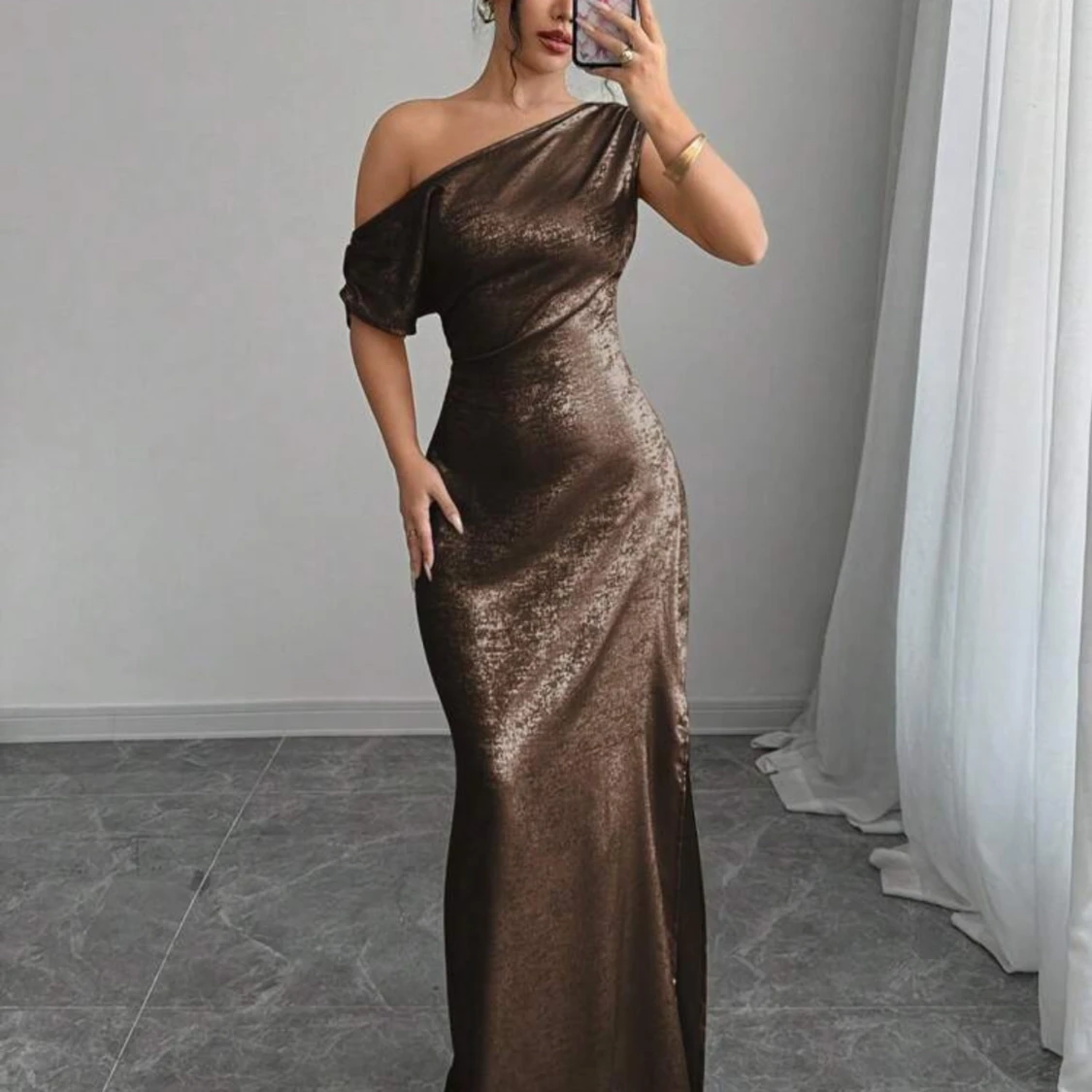 Brun glittrig one-shoulder klänning