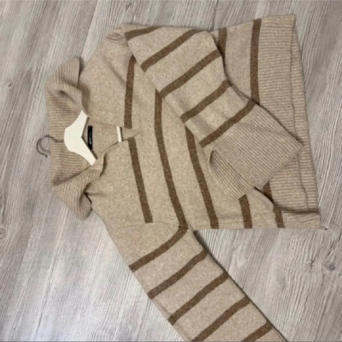 Beige och brun randig tröja Gina tricot 