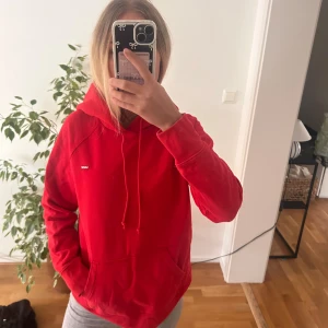 Röd hoodie från Levi's - Röd hoodie från Levi's. bra skick