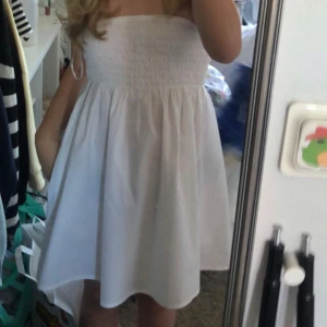 Vit klänning från Gina Tricot - Säljer superfin vit klänning, Perfeckt till midsommar, skolavslutning osv!❤️ Köptes för 2 år sen och bara använt 1 gång (skolavslutning för 2 år sen) super fint skick!❤️