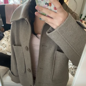 Fin vårjacka från Kappahl - Säljer min vårjacka som är ifrån Kappahl, minns inte hur mycket jag köpte den för men ungefär 800-1000kr. Har använts men finns inga synliga tecken på användning. Pris kan diskuteras 