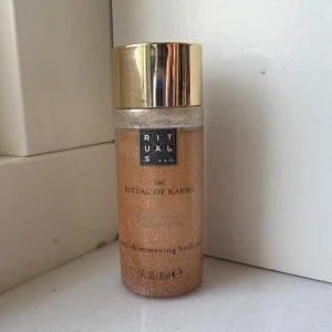Rituals Shimmering Body Oil - Säljer denna 30ml skimriga kroppsoljan i serien Karma av Rituals. Kommer ej till användning och aldrig använd. Luktar så gott som resten av serien och är jätteskimrig!! Kan mötas upp i Stockholm!