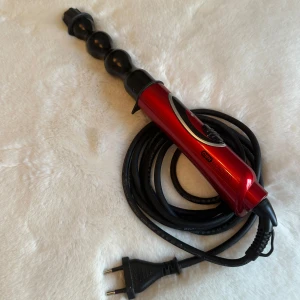 Locktång från OBH Nordica - Jag har använt locktången flera gånger och den är i ett väldigt bra skick, utan några defekter. Den fungerar utmärkt för att skapa fina lockar.