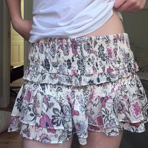 Blommig kjol  - Jättefin blommig kjol från Zara, prefekt till sommaren. Det står tyvärr ingen storlek men skulle säga att den är runt L, men även passar större o mindre💕💕