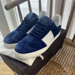 Blå och vita sneakers från Valentino - Valentino flycrew | pris: 3599kr | skick: 9,5/10 | fraktar inom 30 minuter!| storlek 41|