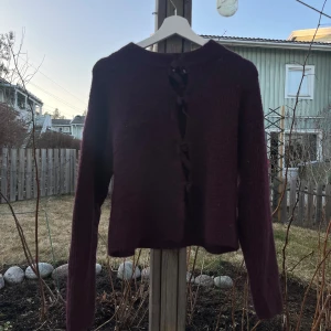 Vinröd stickad kofta - Vinröd stickad kofta från Gina tricot str: 158-164. Super fin använd 2-3 gånger. Kan diskutera pris💕💕