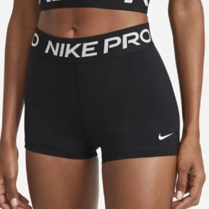 Svarta träningsshorts från Nike - Snygga svarta träningsshorts från Nike med hög midja och elastisk linning med logotyp. Perfekta för intensiva träningspass eller löpning. De är tillverkade i ett stretchigt material som ger bra rörelsefrihet. Säljer då jag vill bli av med dem❣️